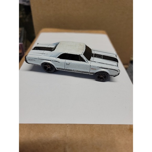 Hot Wheels Other - 2012 HOT WHEELS '67 OLDSMOBILE 442 WHITE 1:64 DIECAST 3 1/8" CAR W BLACK STRIPES